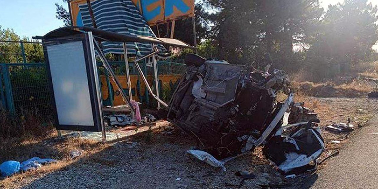 Takla attı otobüs durağına çarptı: Eşi öldü kendisi ağır yaralı