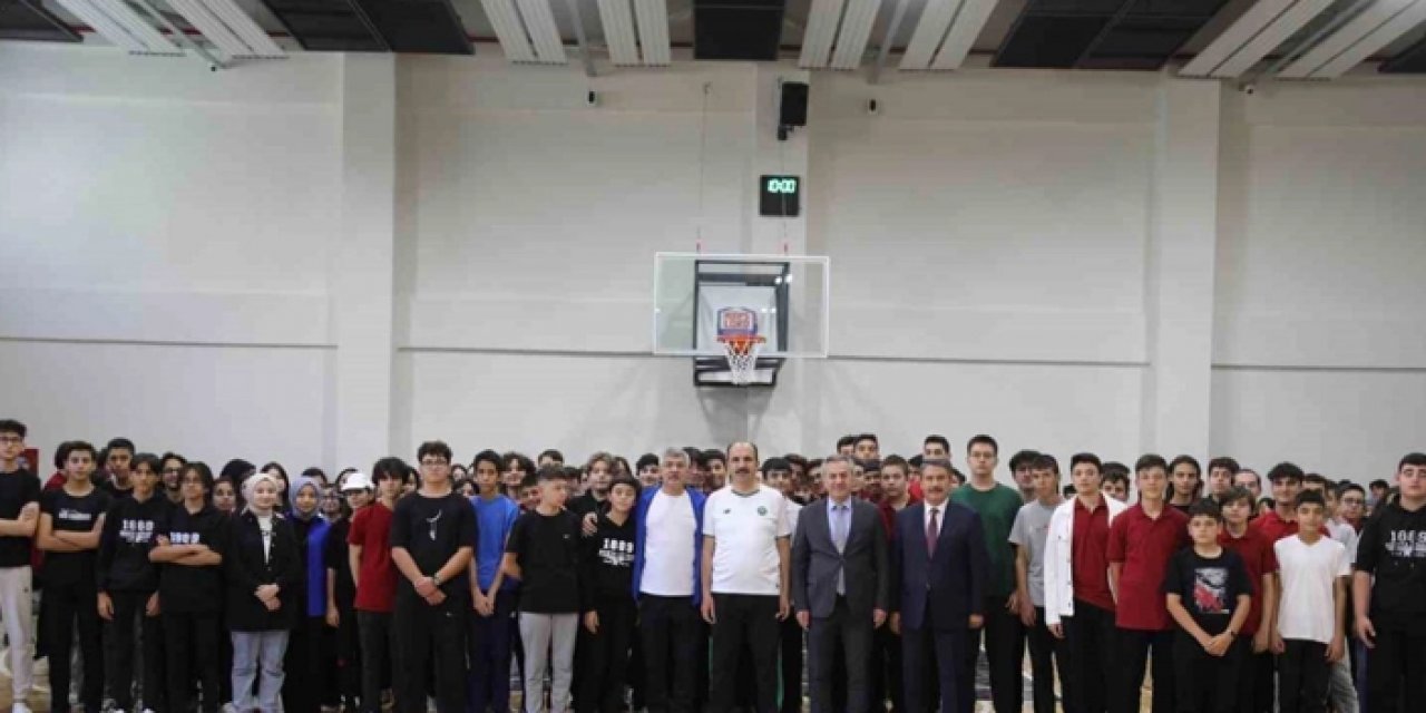 Konya Lisesi'nde konferans salonu hizmete açıldı