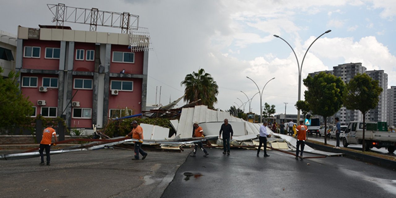 Çıkan fırtına 2 okulun çatısını uçurdu