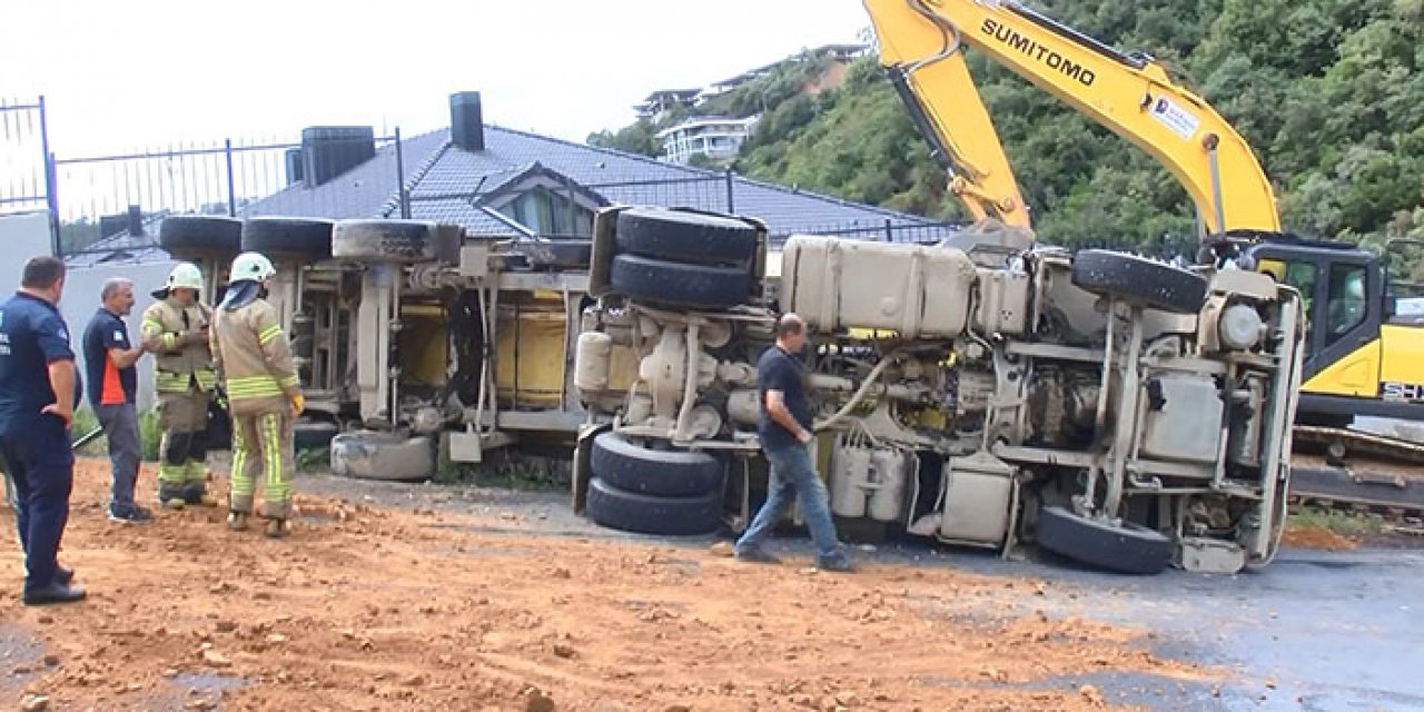 Rampada damper kaldıran kamyon devrildi