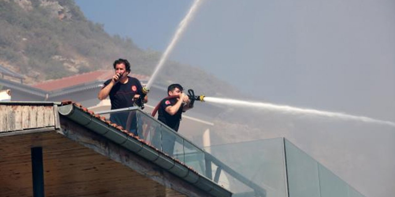 Antalya'da çıkan yangın villaya sıçradı