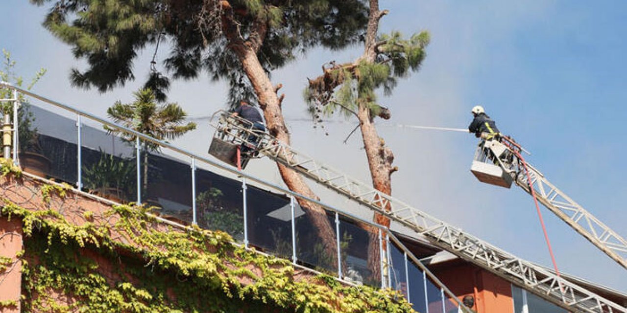 Antalya'da boş arazide çıkan yangın villaya da sıçradı