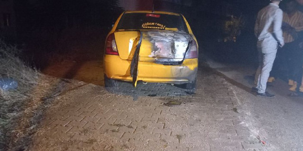Park halindeki taksi benzin dökülerek kundaklandı