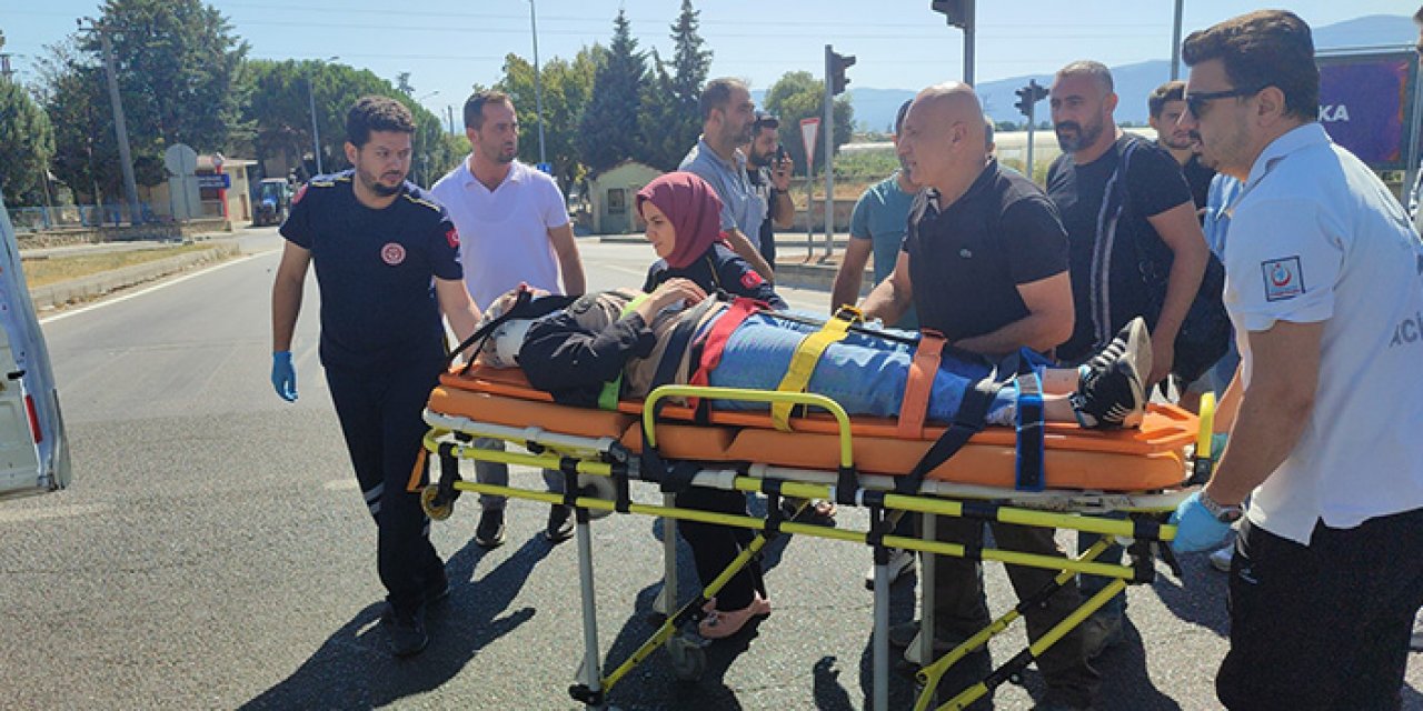 Kırmızı ışık ihlali yapan araç motosikletliye çarptı: 1 yaralı