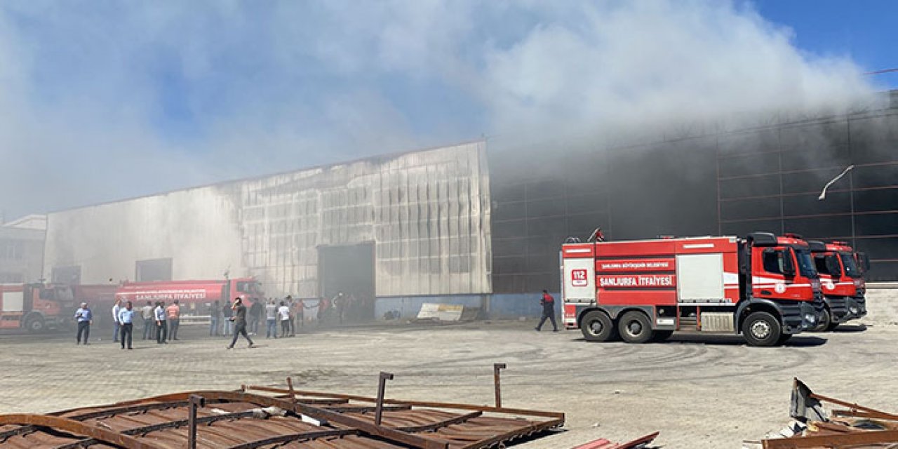 Geri dönüşüm fabrikası alev alev yandı