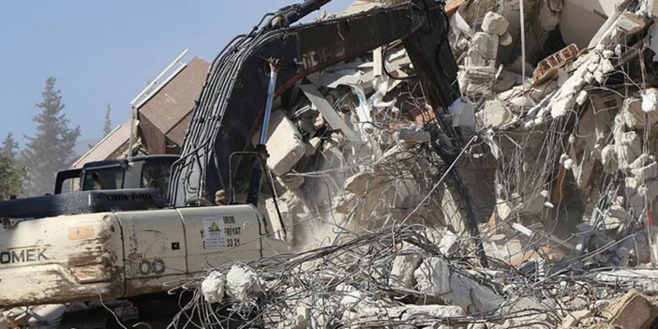 Hatay'daki binaların yıkımı devam ediyor