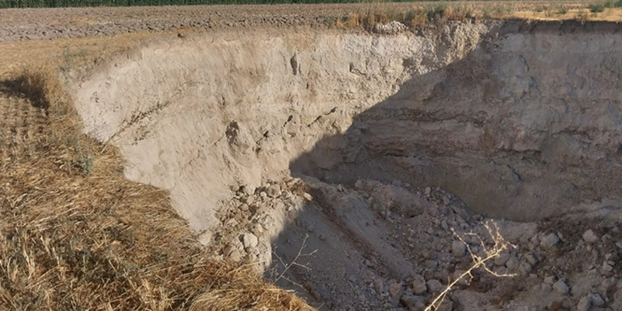 40 metre derinliğinde obruk oluştu