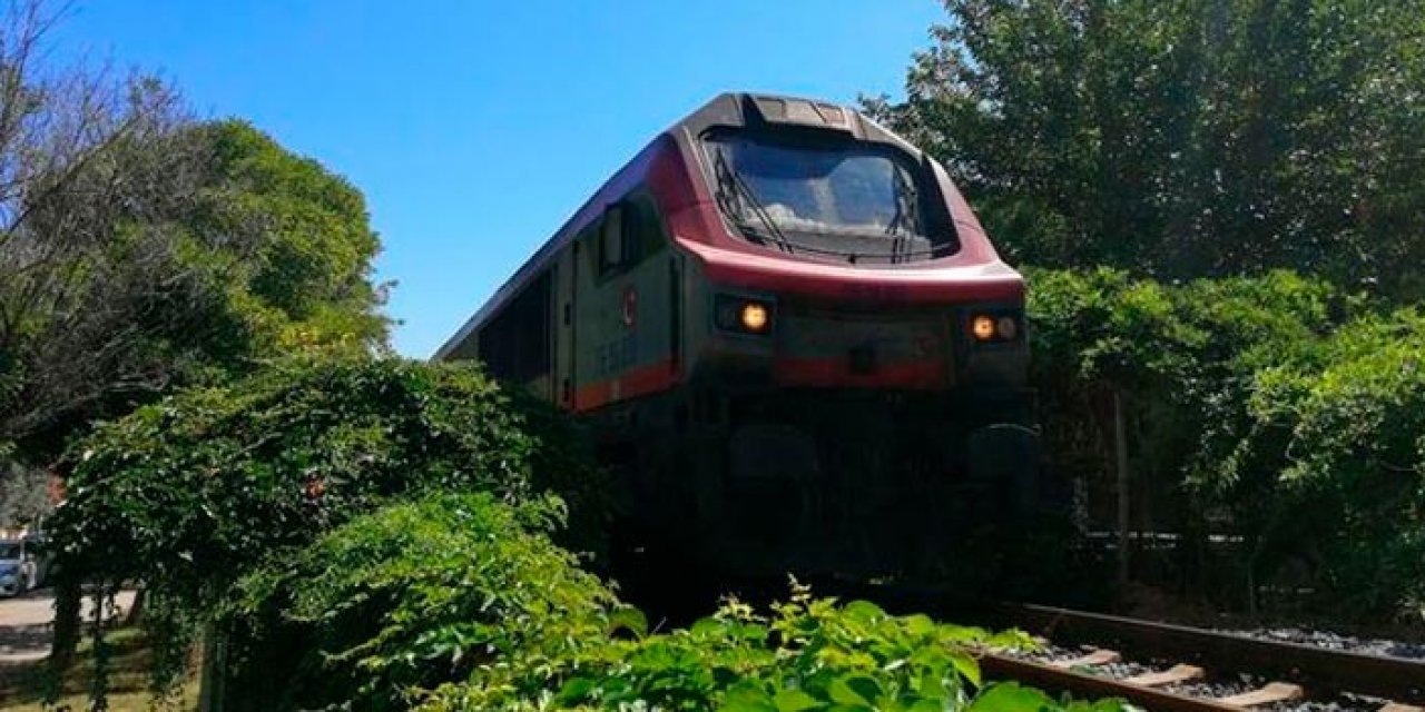 Yük treni çarpan genç hayatını kaybetti