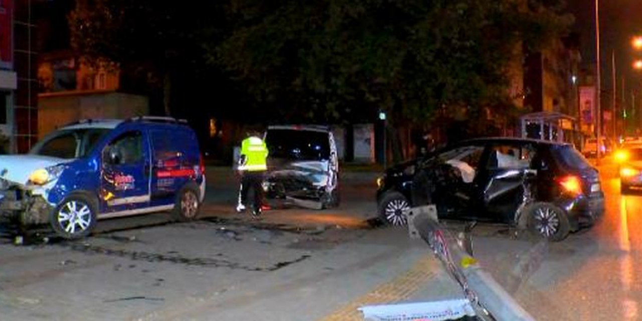 Kontrolden çıkan araç park halindeki araçlara çarptı