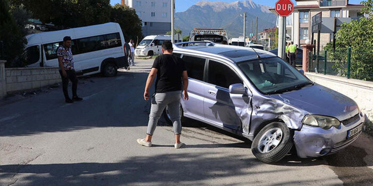 Okul servisi ve otomobil çarpıştı: 9'u öğrenci 14 yaralı