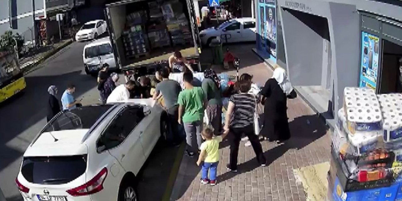 Devrilen paletlerin altında kaldı