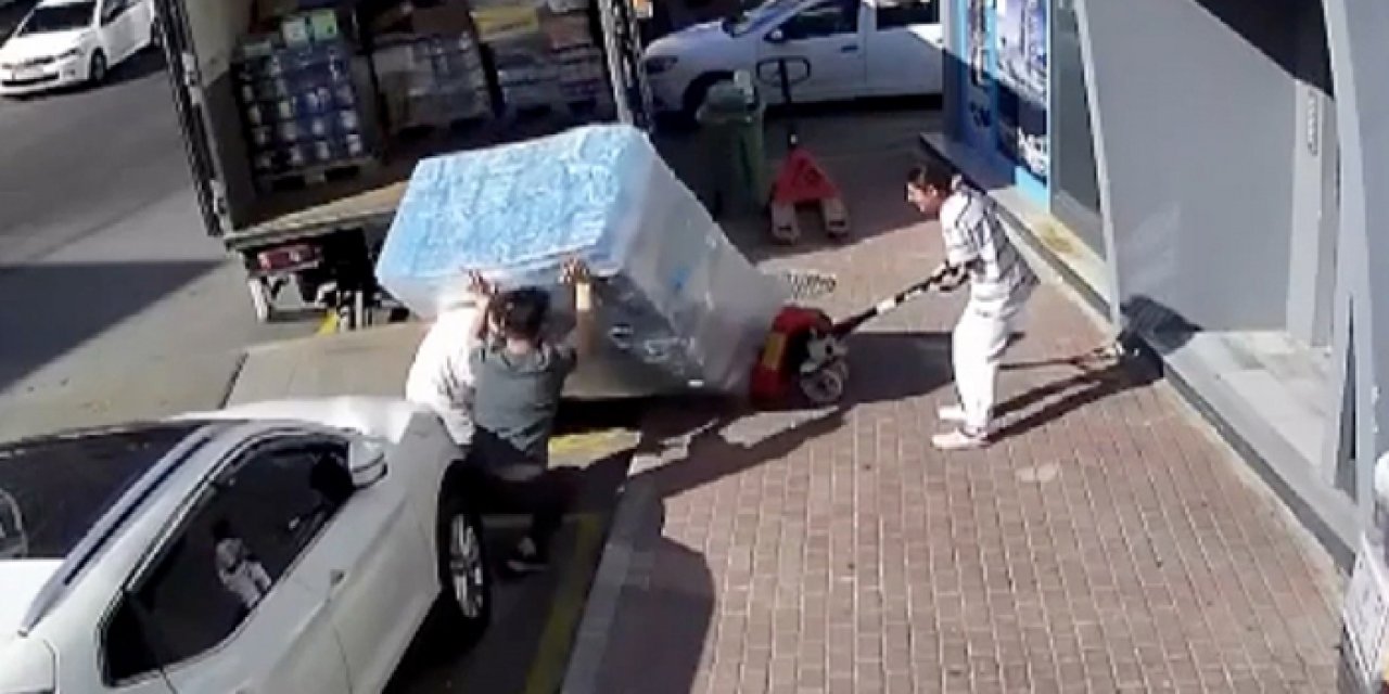 Su yüklü paletin altında kalarak yaralandı