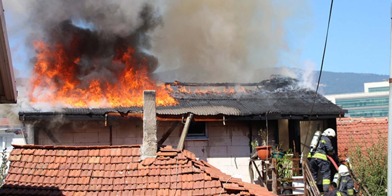 Sinir krizi geçirdi evi yaktı: Kendisi ve kızı yaralandı
