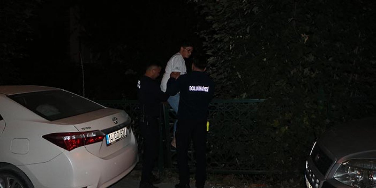 Gözlüğünü almak için indi; derede mahsur kaldı