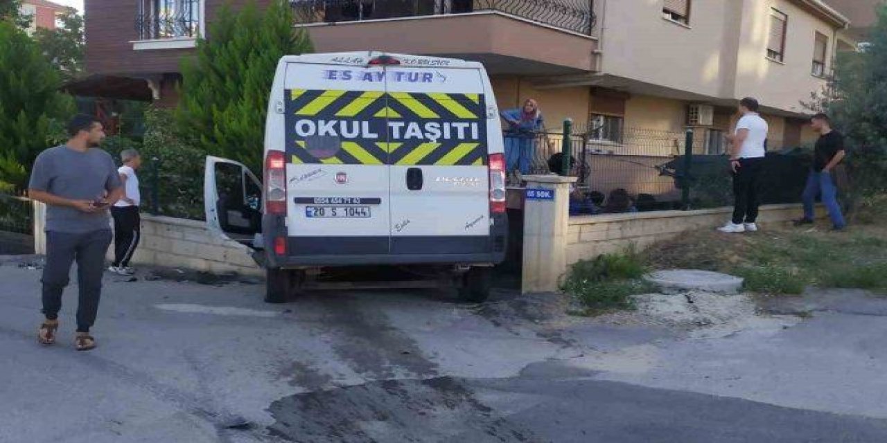 Otomobille çarpışan okul servisi apartman bahçesine uçtu: 14 kişi yaralandı