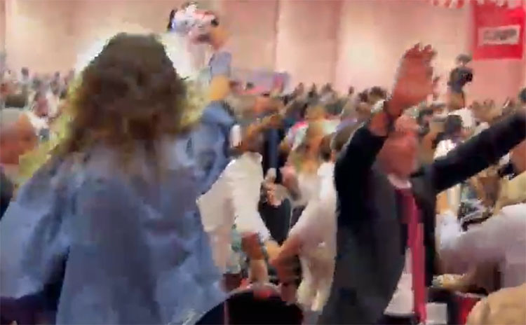 CHP İzmir İl Kongresi'nde arbede çıktı!