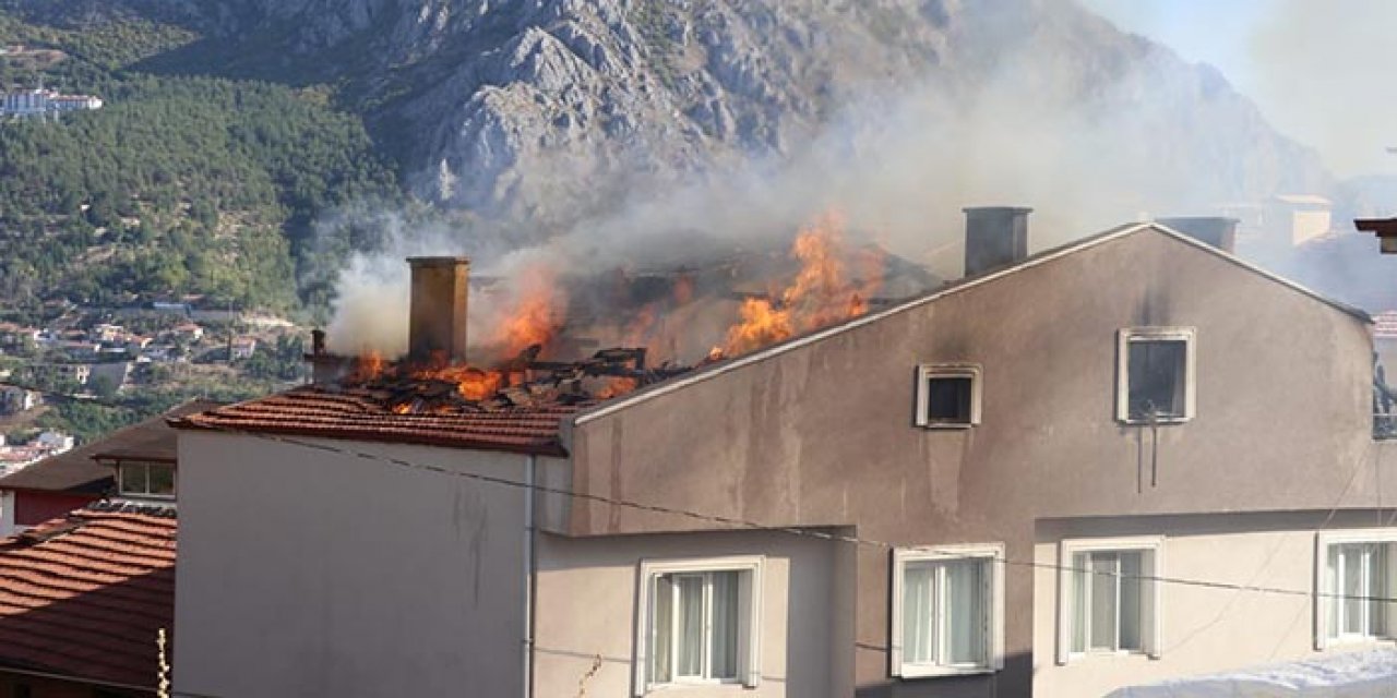 4 katlı binanın çatı katı alev alev yandı!