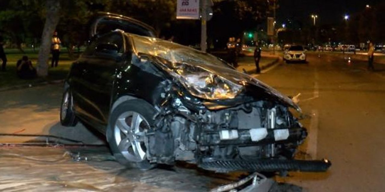 İstanbul'da arkadaşının arabasıyla kaza yaptı: 3 yaralı