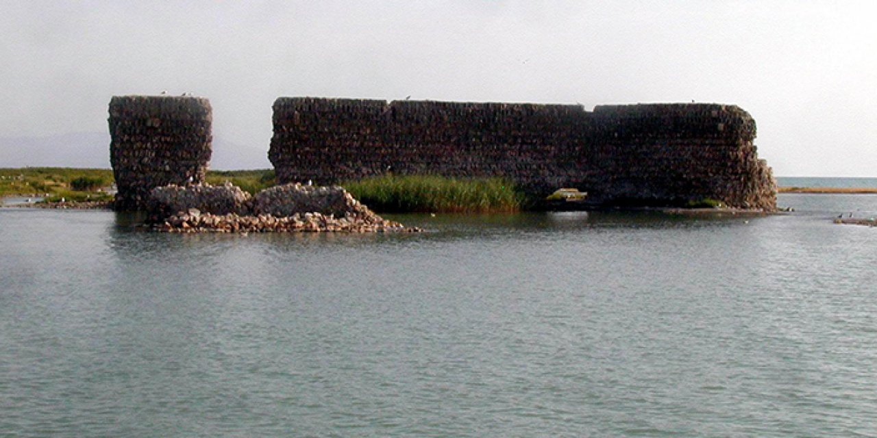 Sular çekilince tarihi kale ortaya çıktı