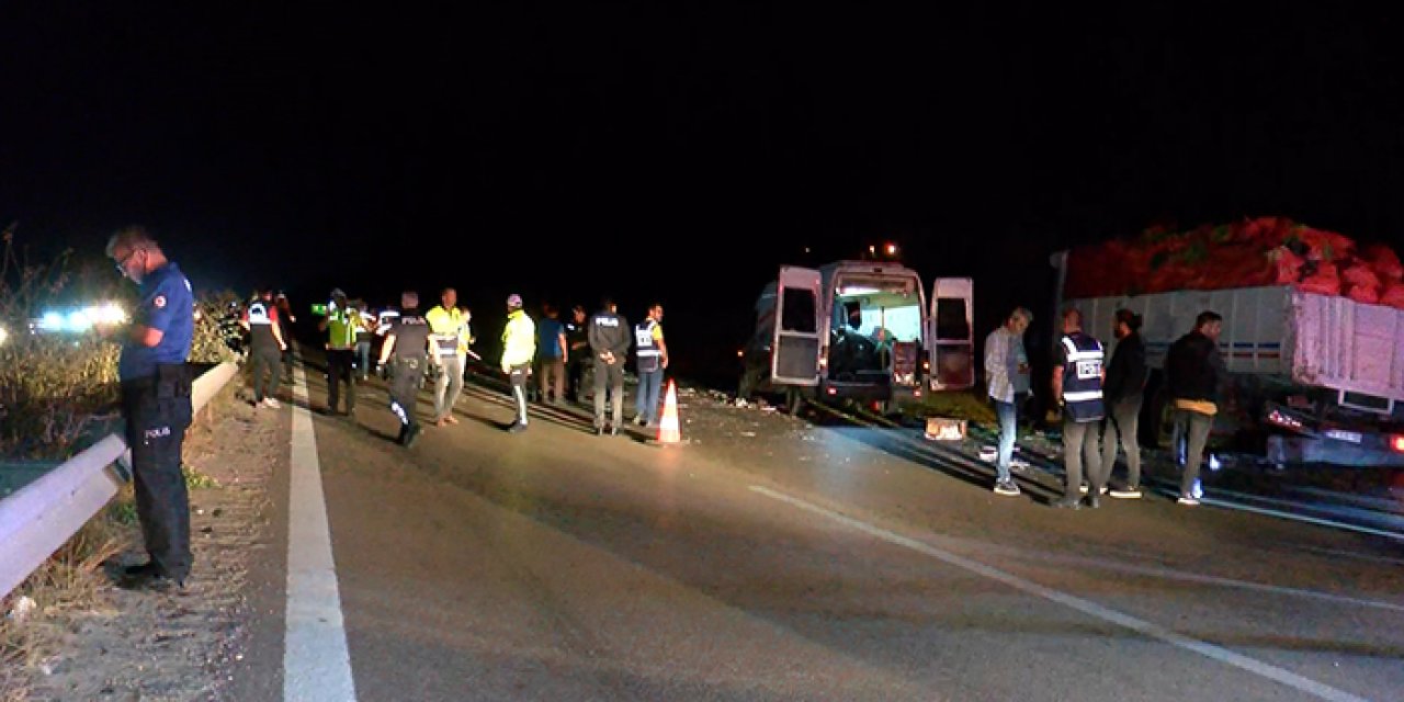 Otoyolda dinamit yüklü kamyon devrildi: Yol trafiğe kapatıldı