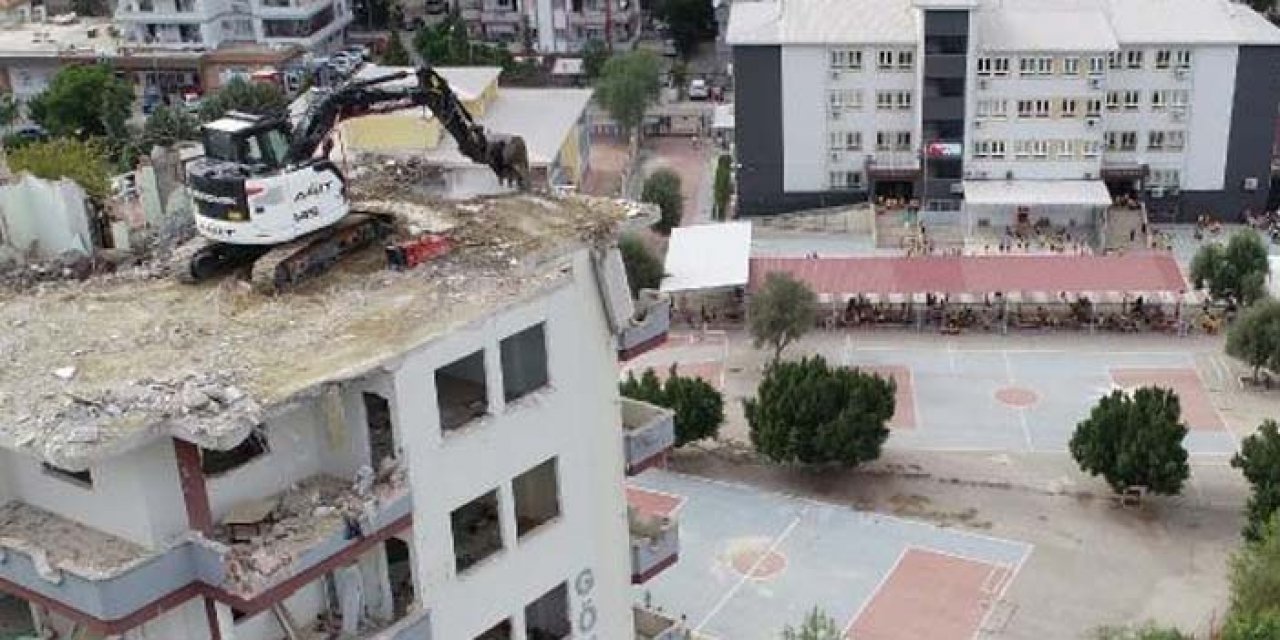 Okulları tehdit eden hasarlı bina yıkılıyor
