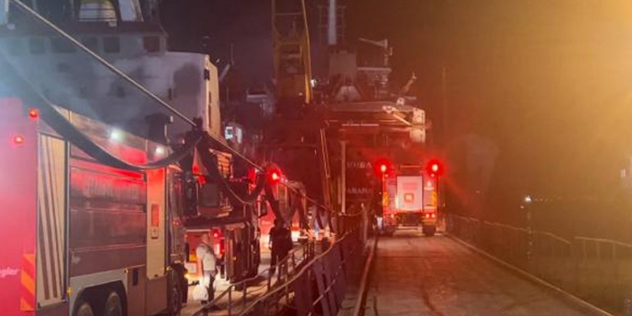 Tuzla'da yağ tankerindeki yangın korkuttu