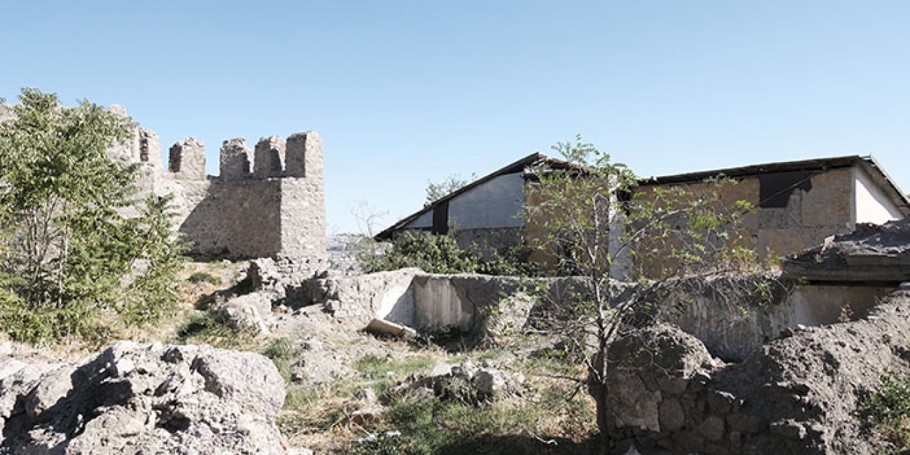 Ankara Kalesi’nin arka tarafındaki gecekondular düşündürüyor: Önü festival arkası rutubet