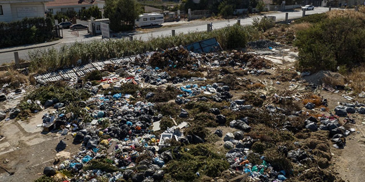İstanbul Beylikdüzü'nde araziye dökülen çöplere mahalleliden tepki yağdı!