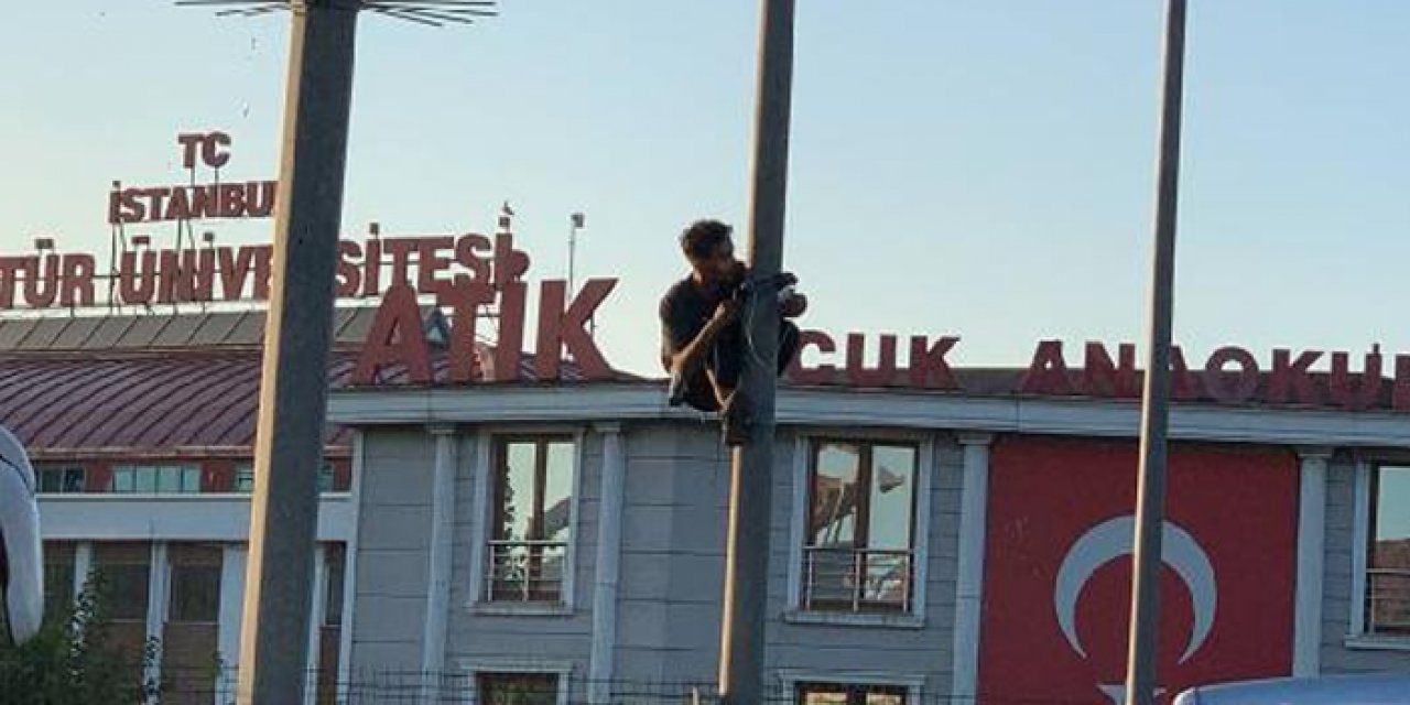 İstanbul'da direğe çıkan bir kişi trafiği kitledi