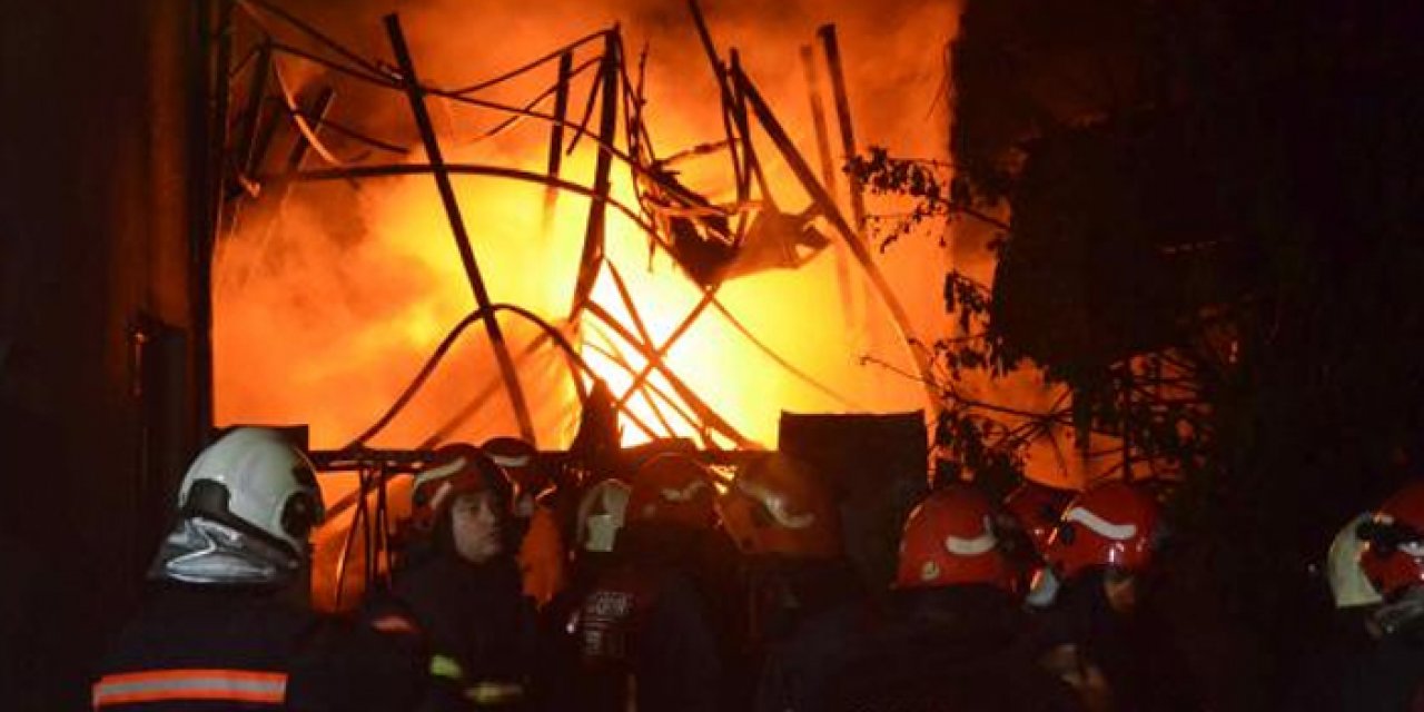 Sakarya'da kauçuk fabrikasında çıkan yangın 3 yere daha sıçradı