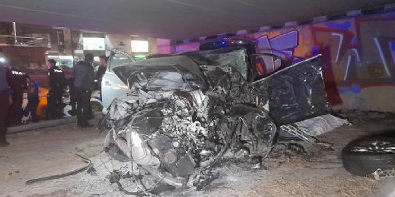 İstanbul'da beton bulağa çarpan araç 4 can aldı