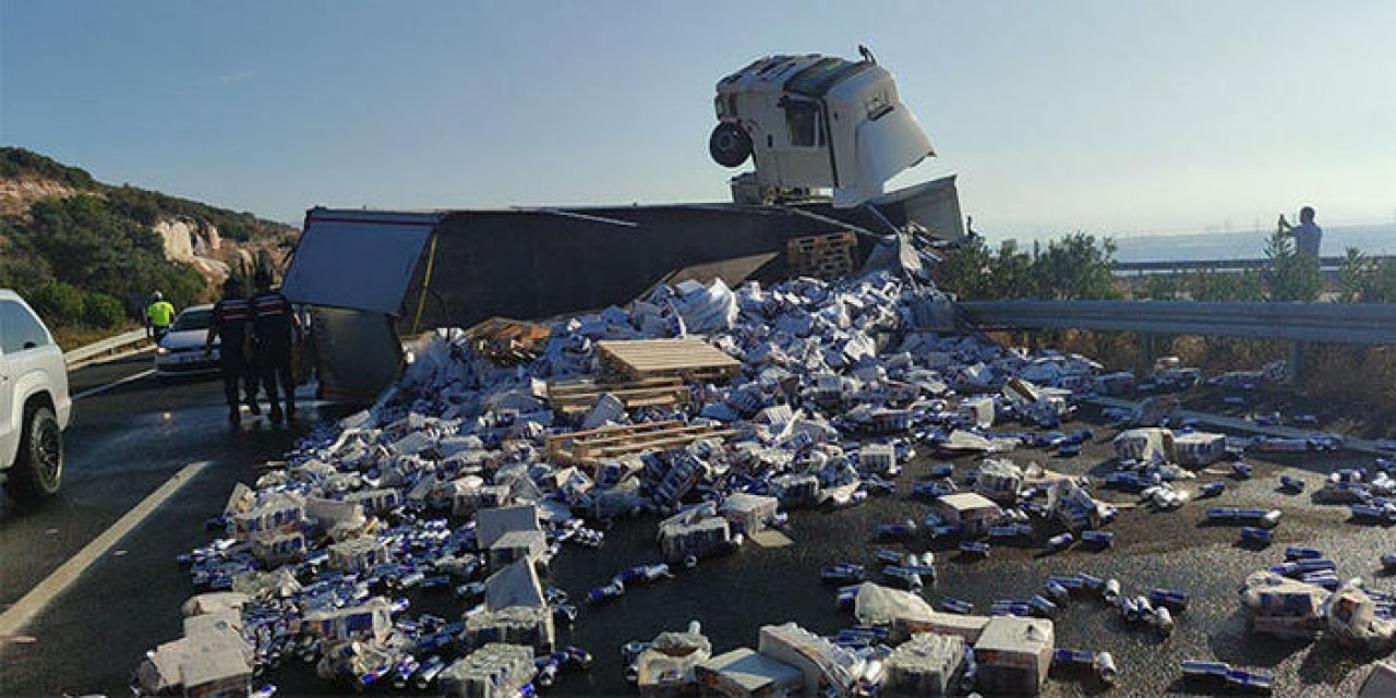 Enerji içeceği yüklü TIR devrildi