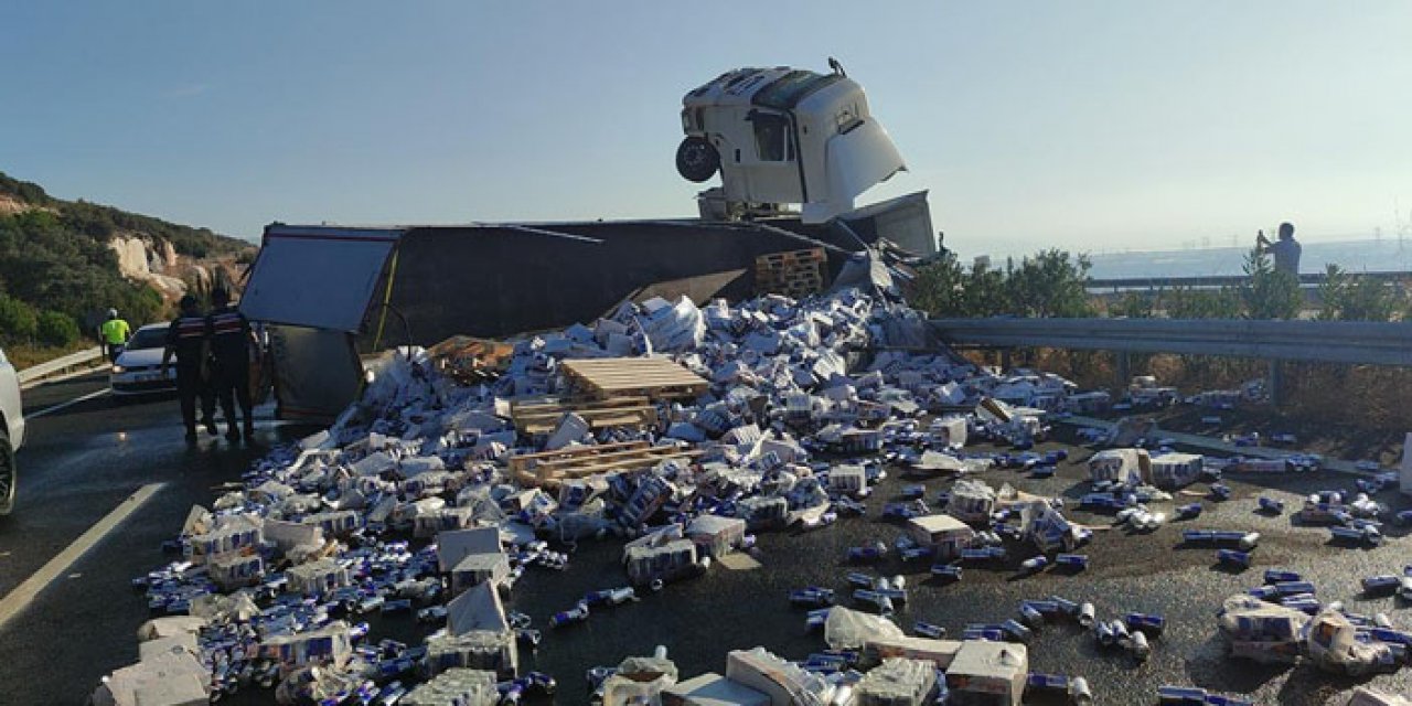 Bursa'da tır devrildi: Tonlarca içecek yere döküldü