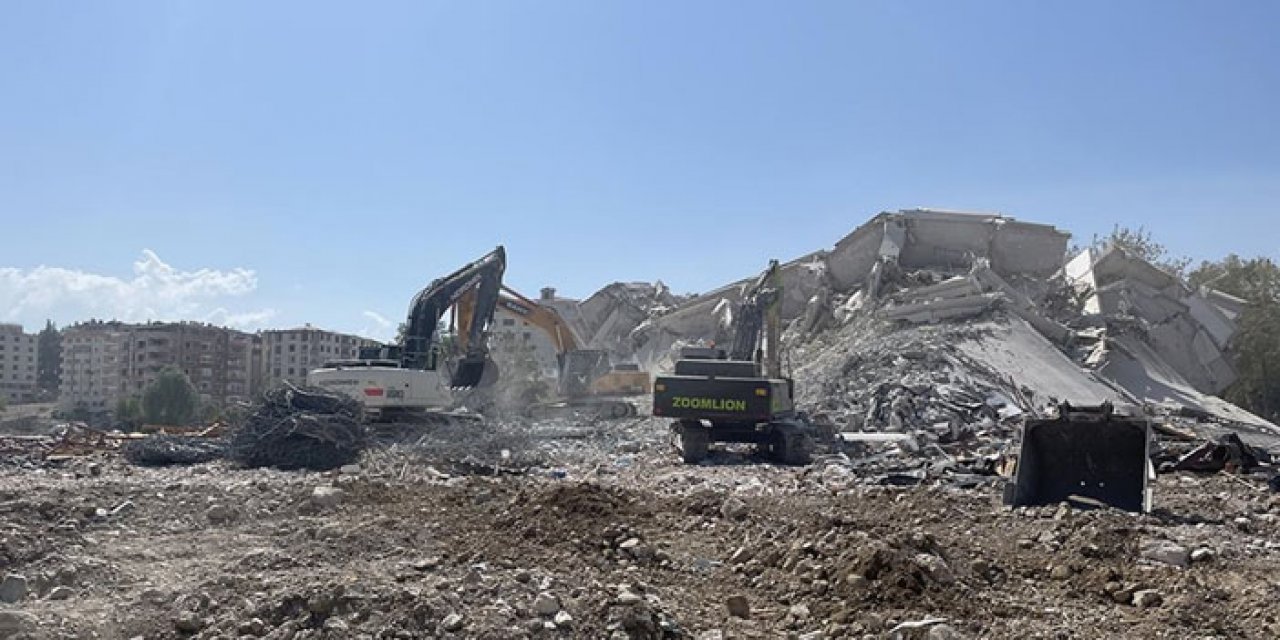 Hasarlı binaların yıkımı sürüyor