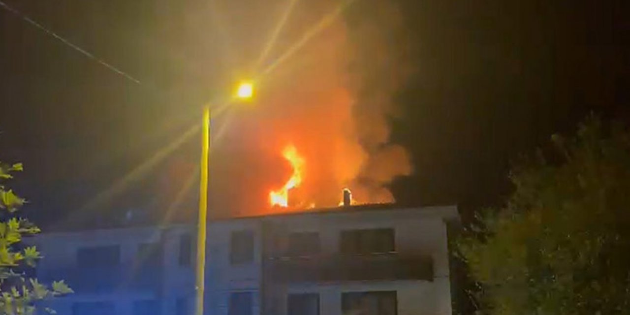 3 katlı apartmanın çatısı alev alev yandı!