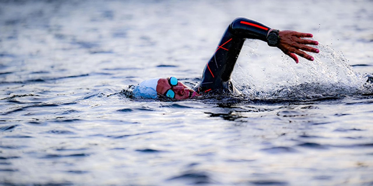 Kadına şiddete farkındalık yaratmak için 24 saat yüzdü