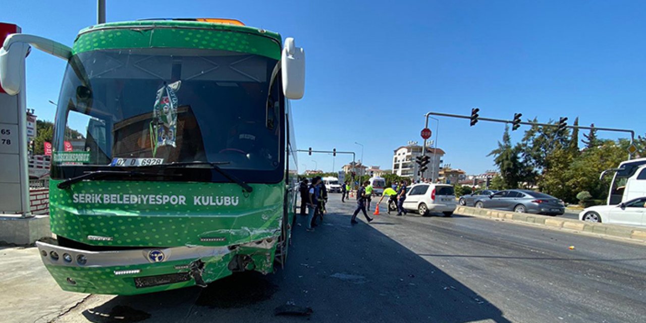 Futbol takımının otobüsü otomobille çarpıştı: 1 yaralı