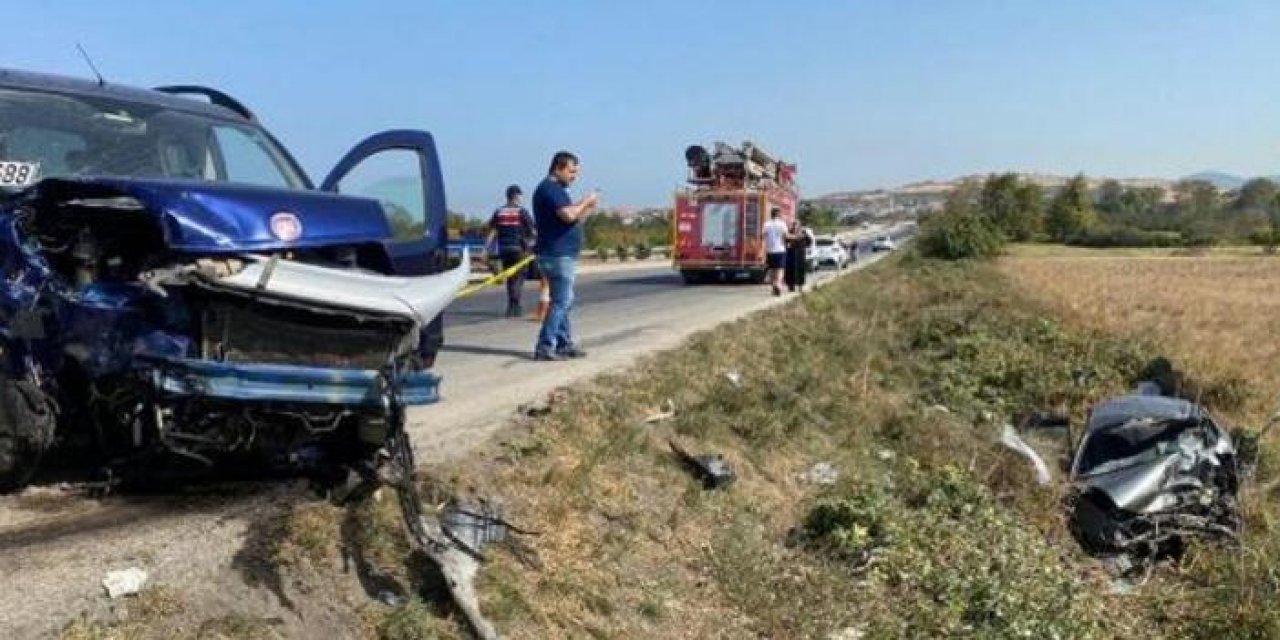 İki otomobil çarpıştı: 2 ölü 5 yaralı