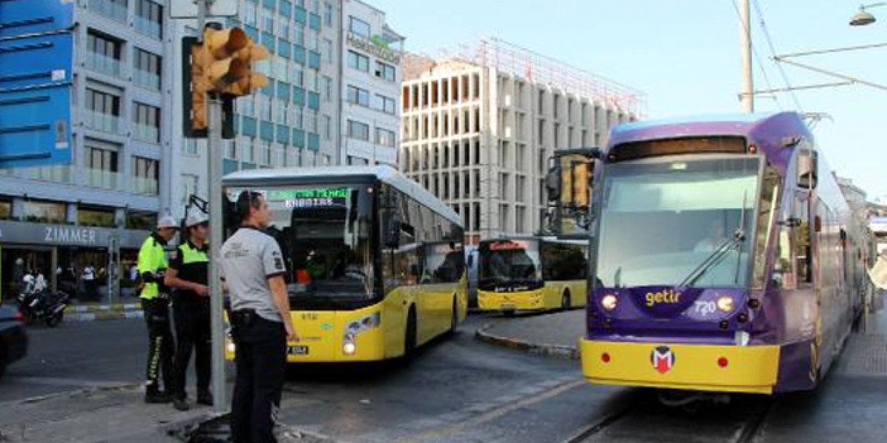 İstanbul’da otobüs tramvaya çarptı!