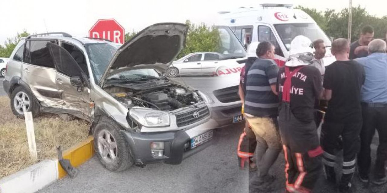 Hafif ticari araç ile cip çarpıştı; 5 kişi yaralandı