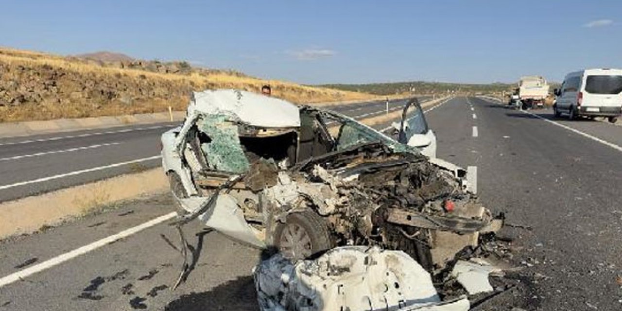 Otomobil kamyonete çarptı: 2 ölü