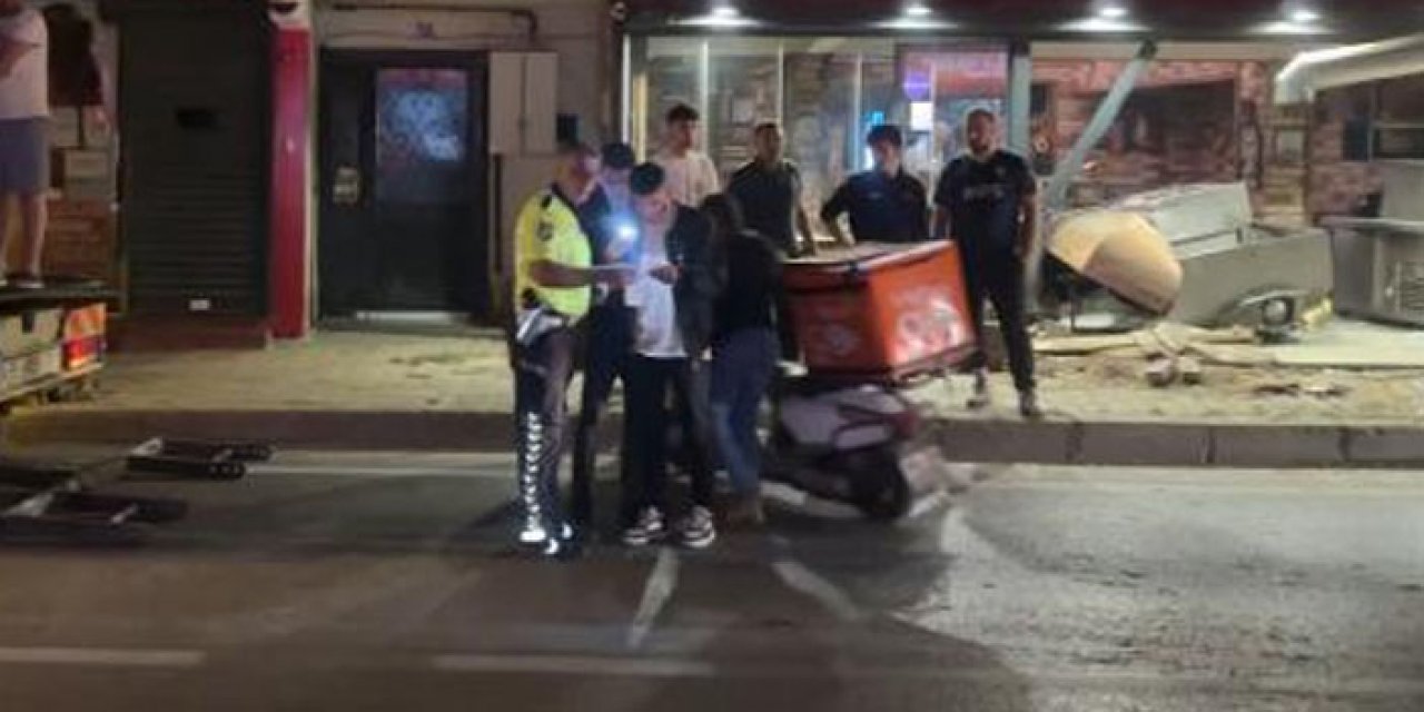 İstanbul'da bir araç kafeye girdi