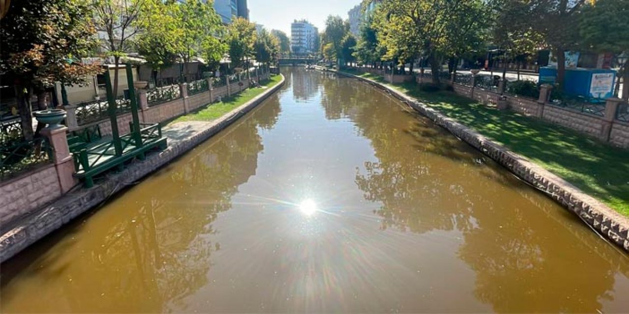 Eskişehir'in simgesi Porsuk Çayı'nın rengi değişti