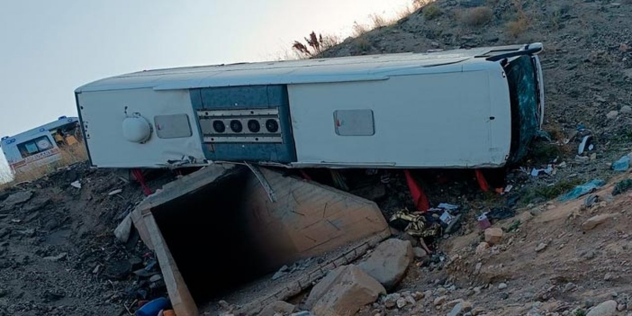 Yolcu otobüsü şarampole devrildi: 3 ölü, onlarca yaralı