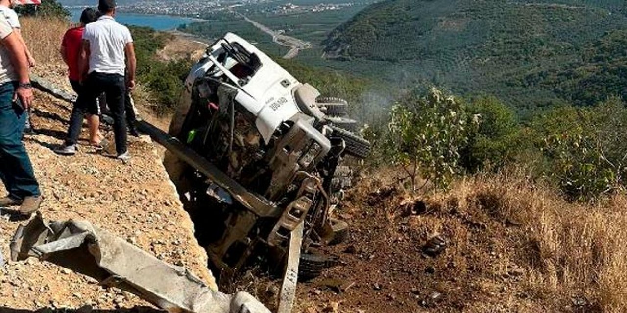 Beton mikserleri çarpıştı, şarampole yuvarlandı