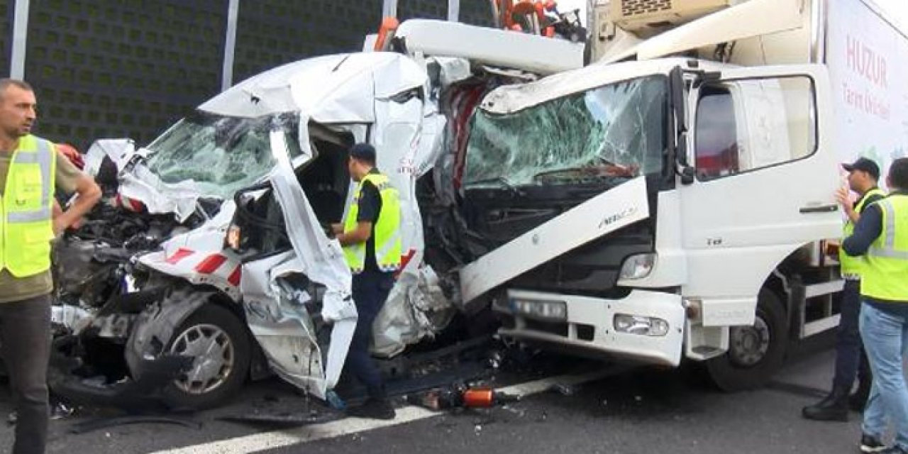 Kamyonet yol çalışması yapan iş makinasına çarptı