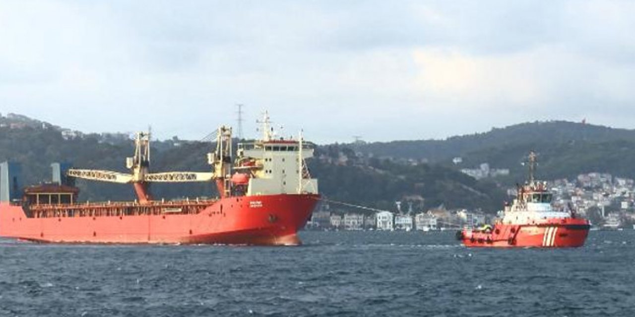 Arızalanan yük gemisi 11 saatte Ahırkapı'ya çekildi