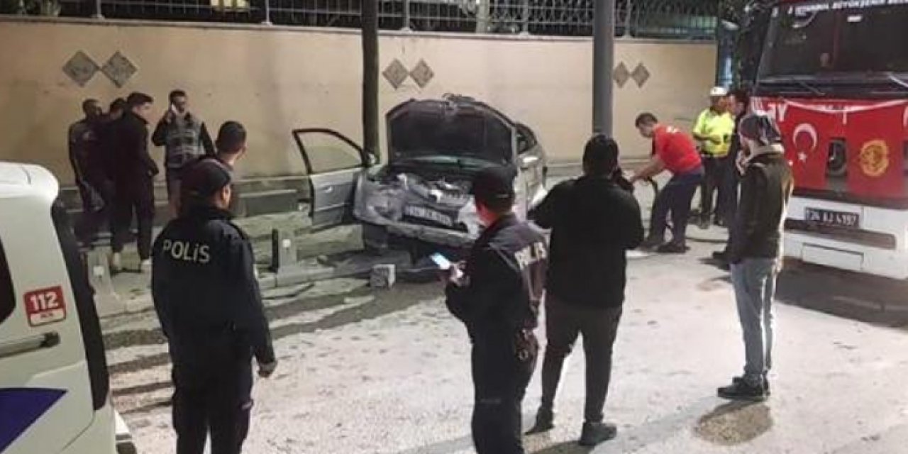 Araç aydınlatma direğine çarptı: 1 yaralı