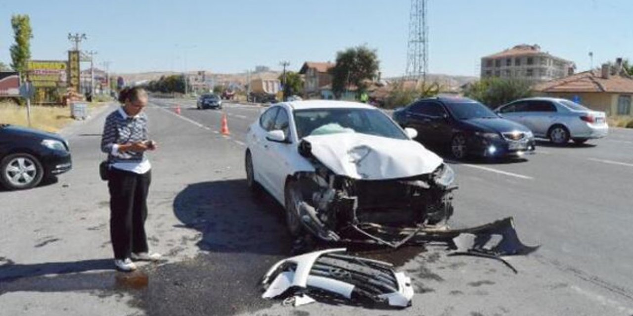 Otomobil ve hafif ticari araç çarpıştı: 4 yaralı