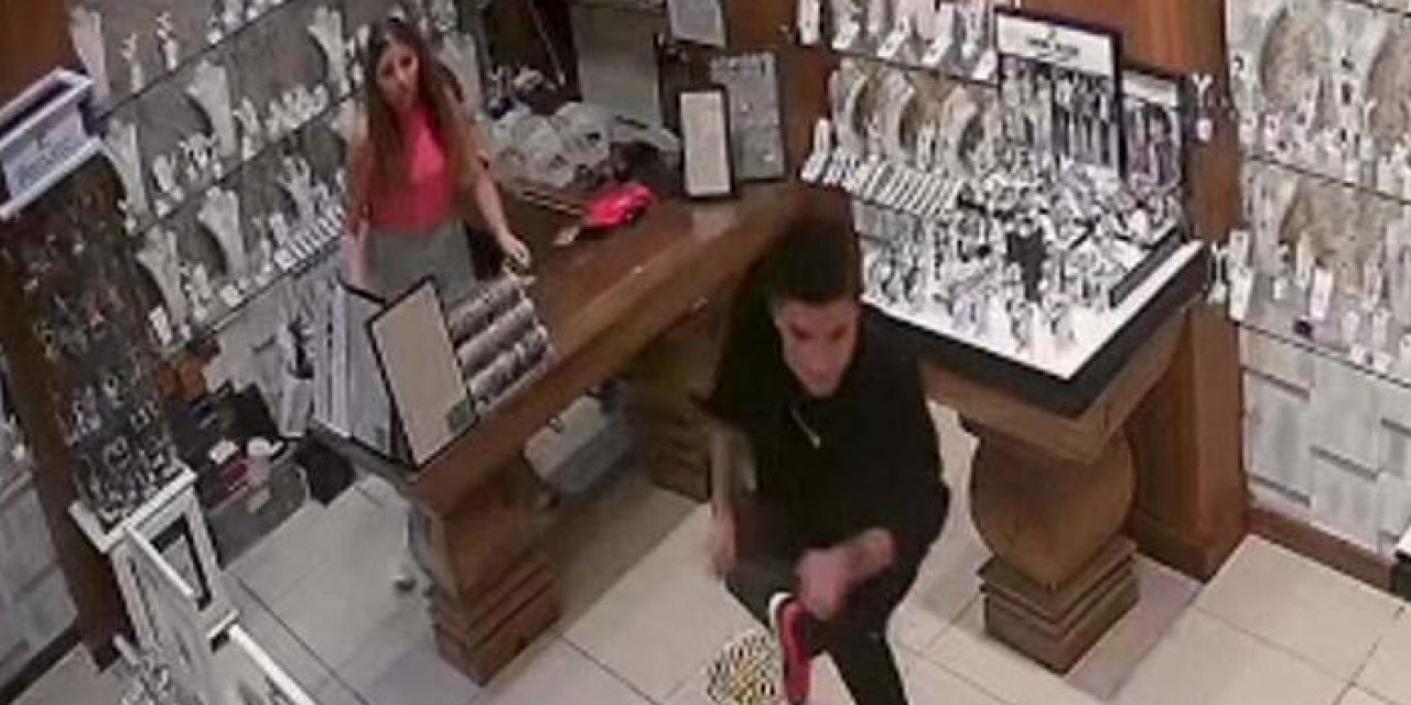 'Satın alacağım' deyip saatleri çaldı